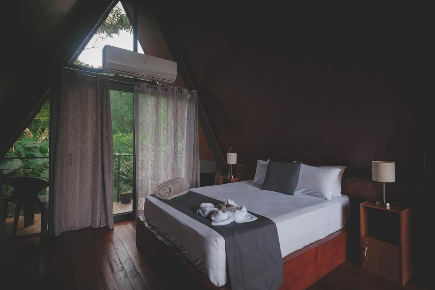 Yarumo Lodge, Rio Celeste Black Chalets 비자구아 외부 사진